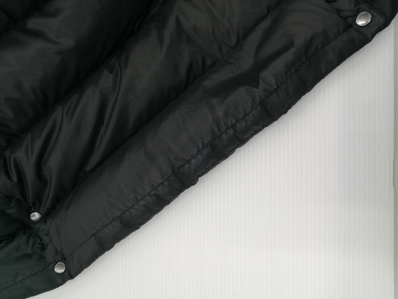 裾に汚れがございます。