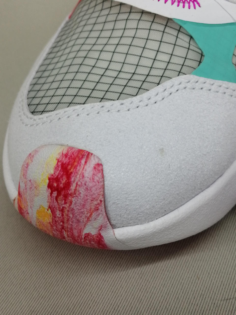 右側つま先、極小さい汚れあり