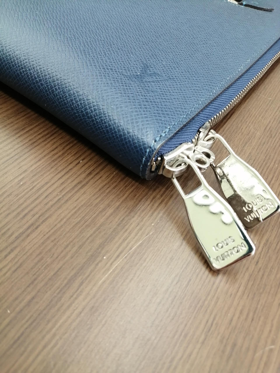 LOUIS VUITTON|タイガ ポルトドキュマン スリム ブルーマリーヌ