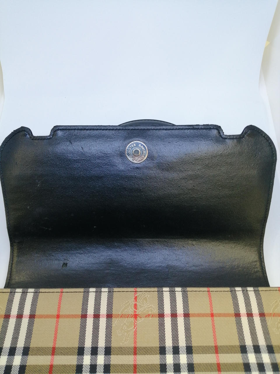 全体的に劣化によるベタつき、剥がれあり