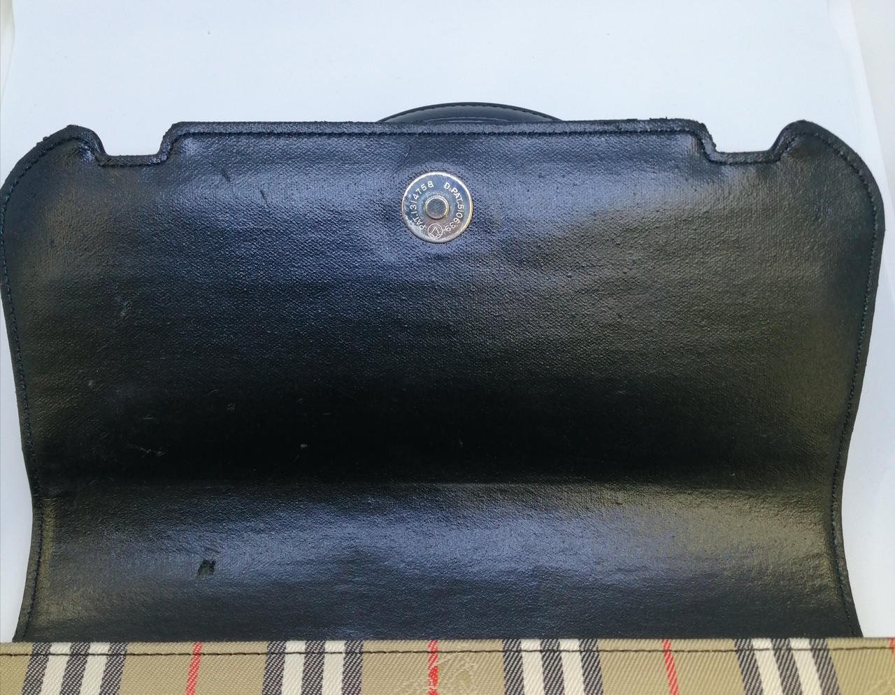 全体的に劣化によるベタつき、剥がれあり