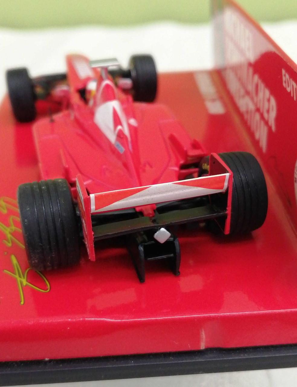 紙製台座に小さな凹みあります