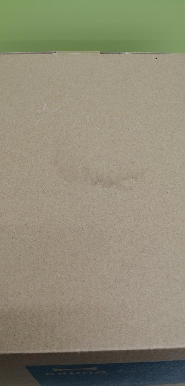 外箱天面に軽いすす汚れのような跡あります