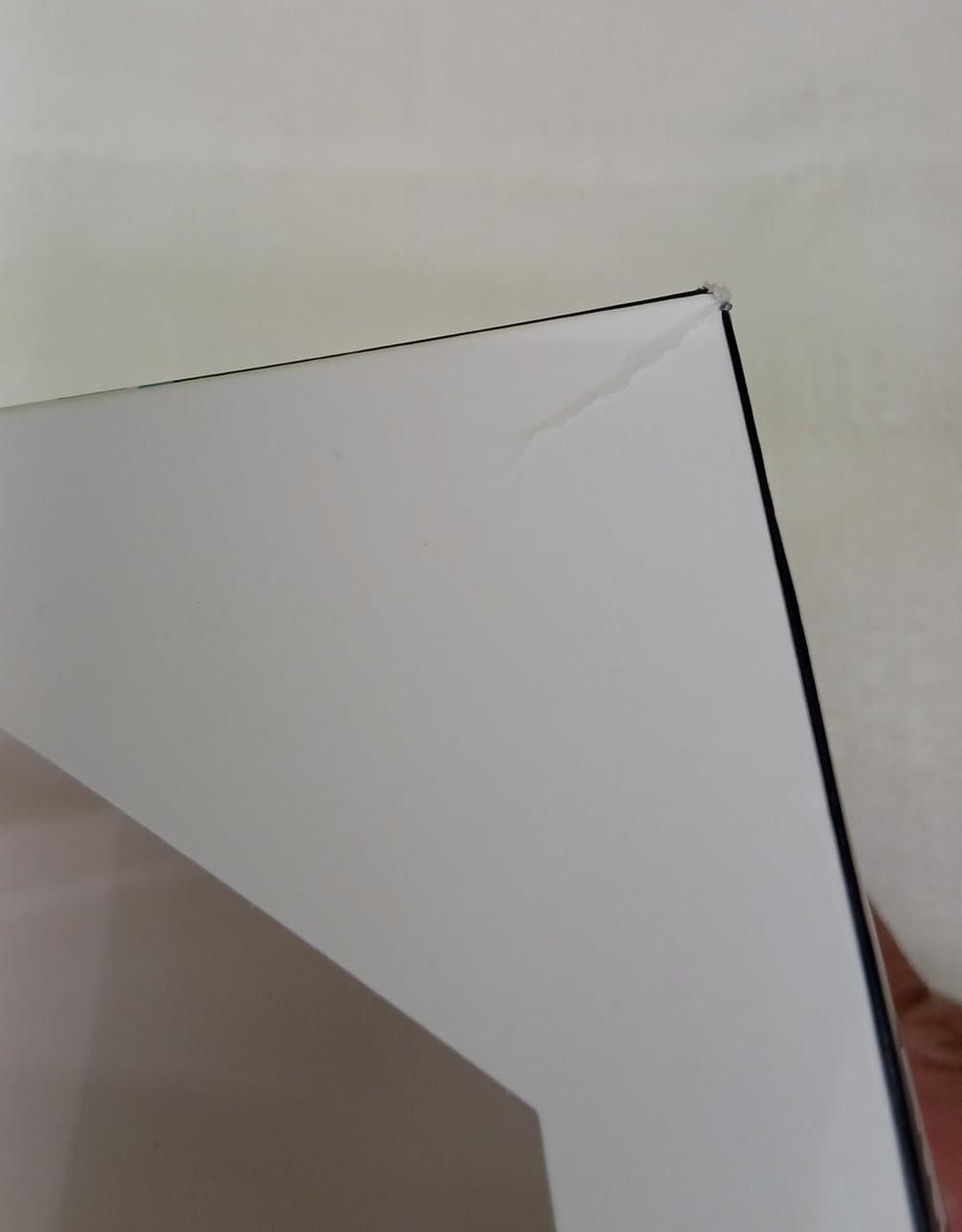箱上部角に破れ