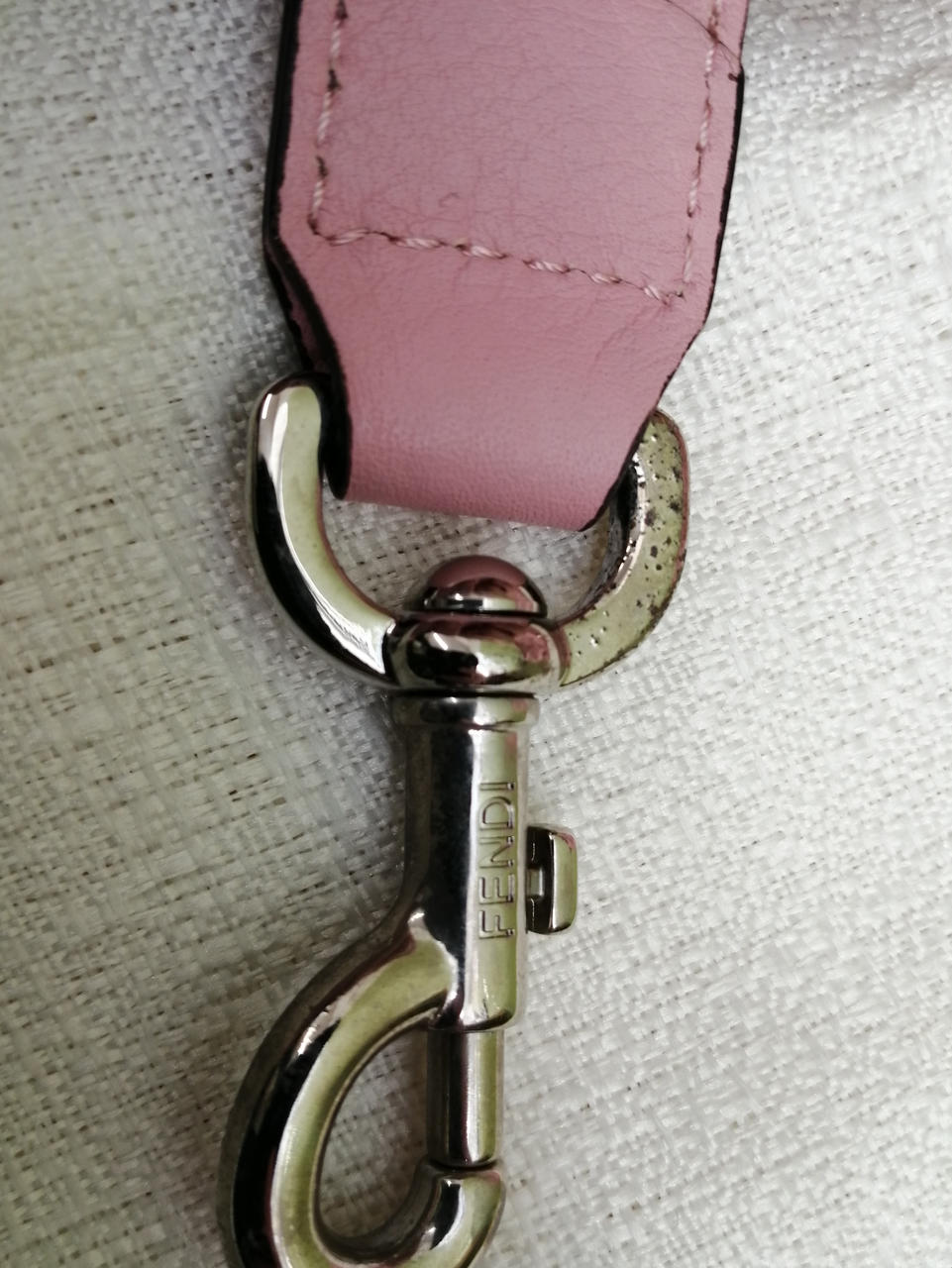 ストラップの金具イタミあり