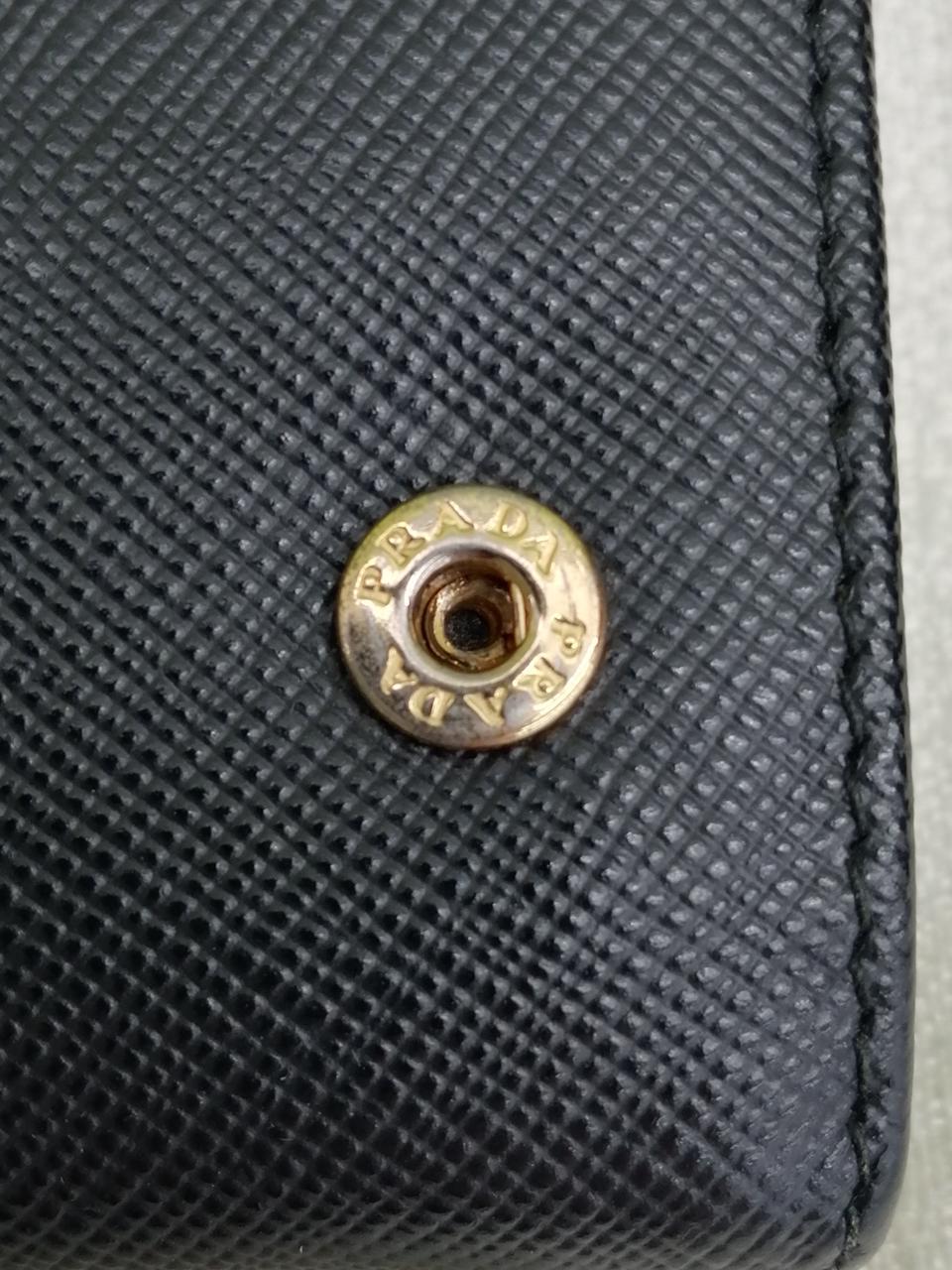 右側のホック閉まりません。