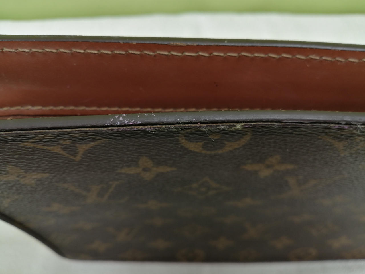 全体にピンク色の塗料のような物の付着あり