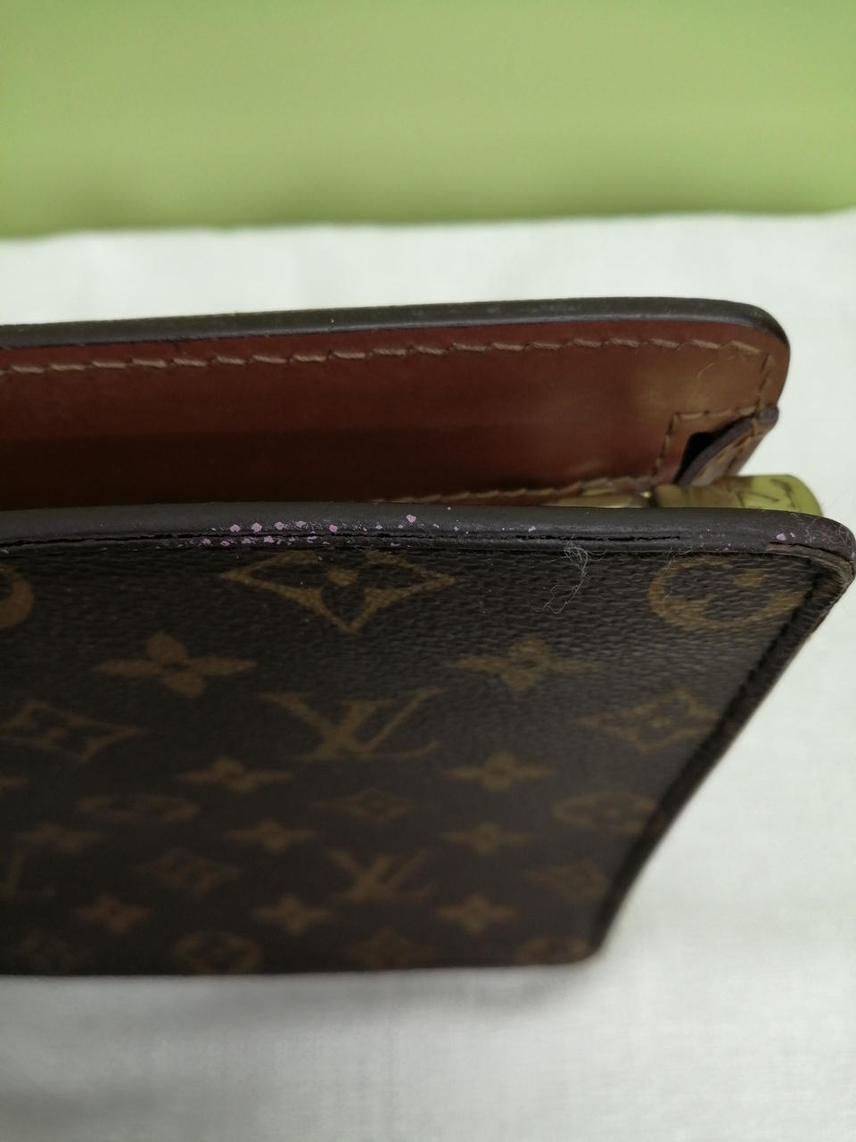 全体にピンク色の塗料のような物の付着あり