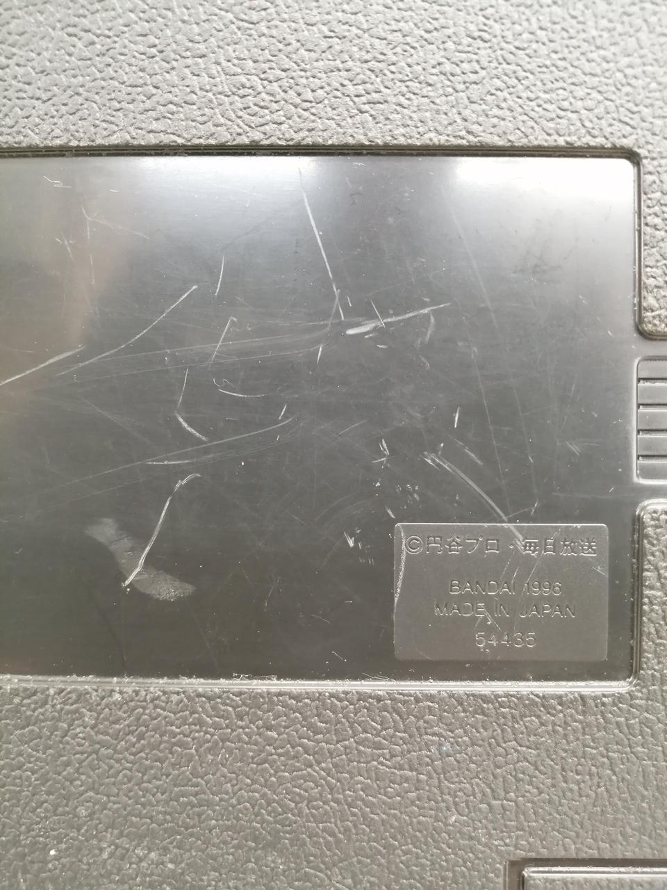 ケース背面。傷見受けられます