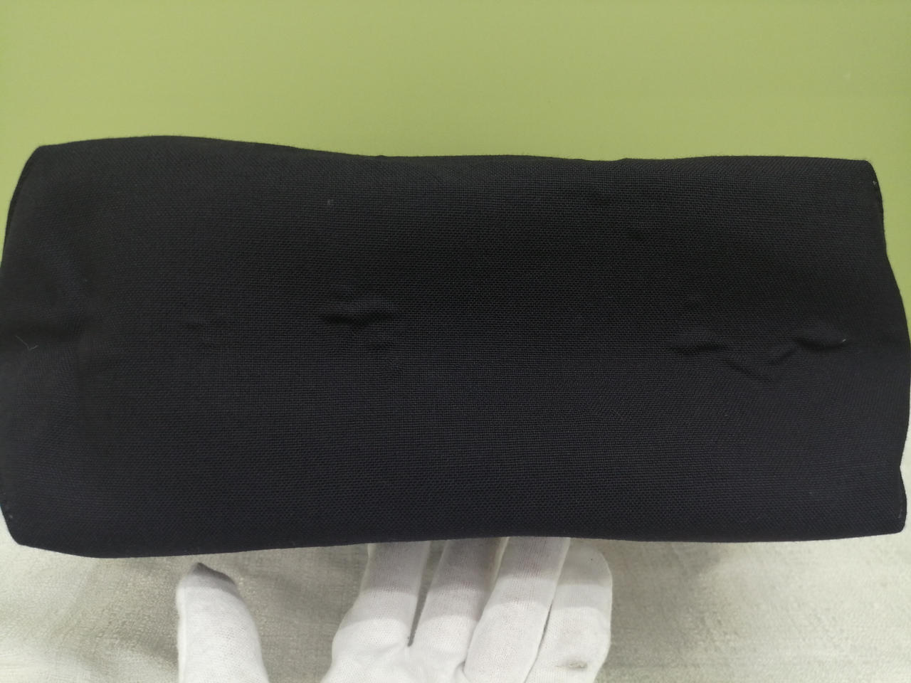 生地の表面に空気が入った様な膨らみあり