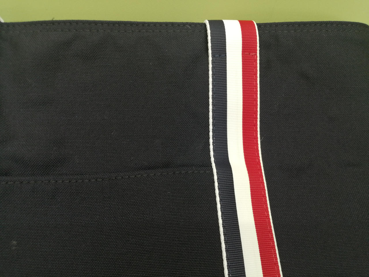 生地の表面に空気が入った様な膨らみあり