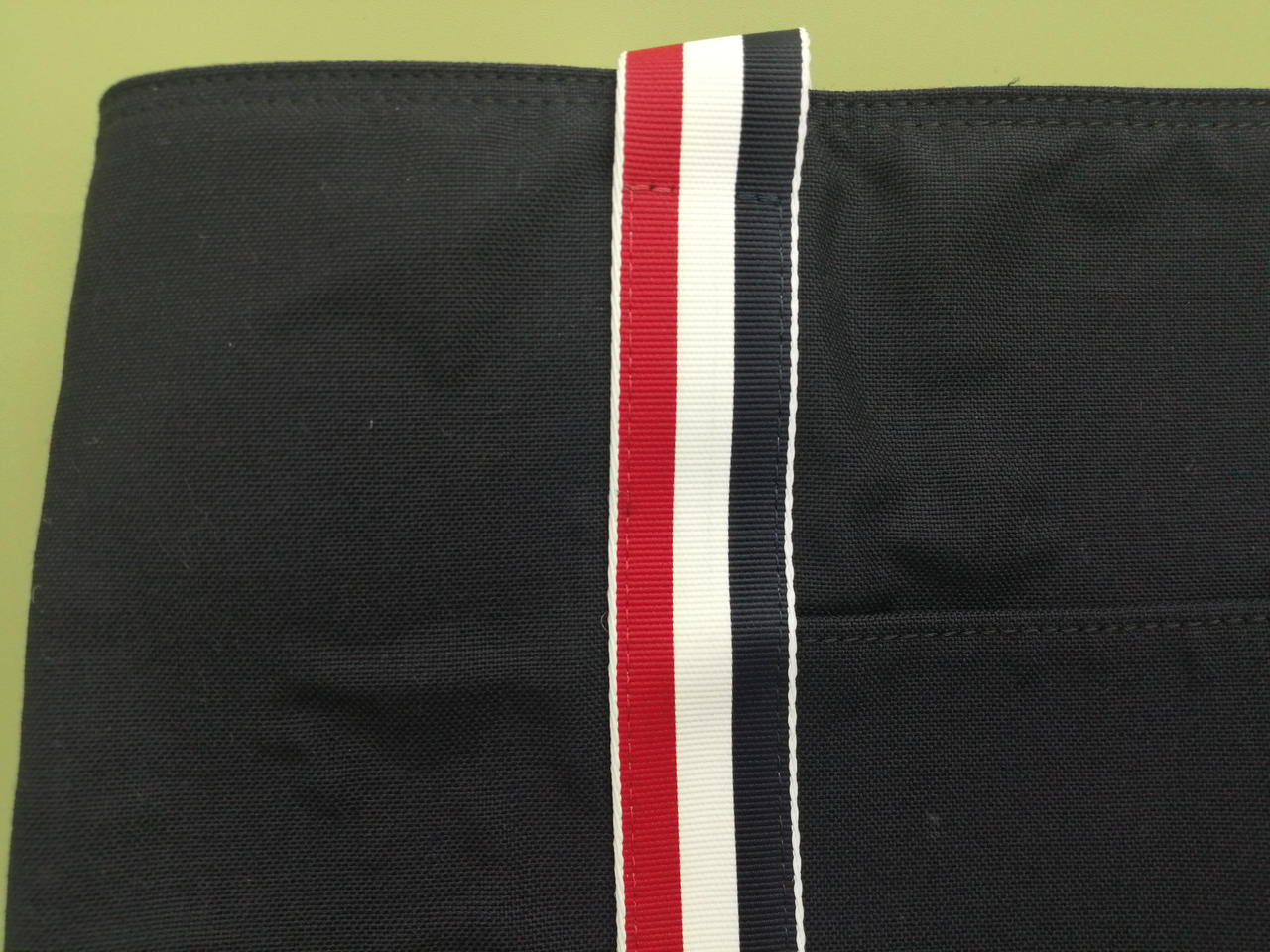 生地の表面に空気が入った様な膨らみあり