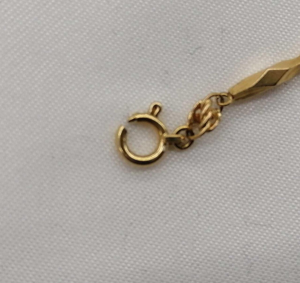 留め具のバネが弱っています。