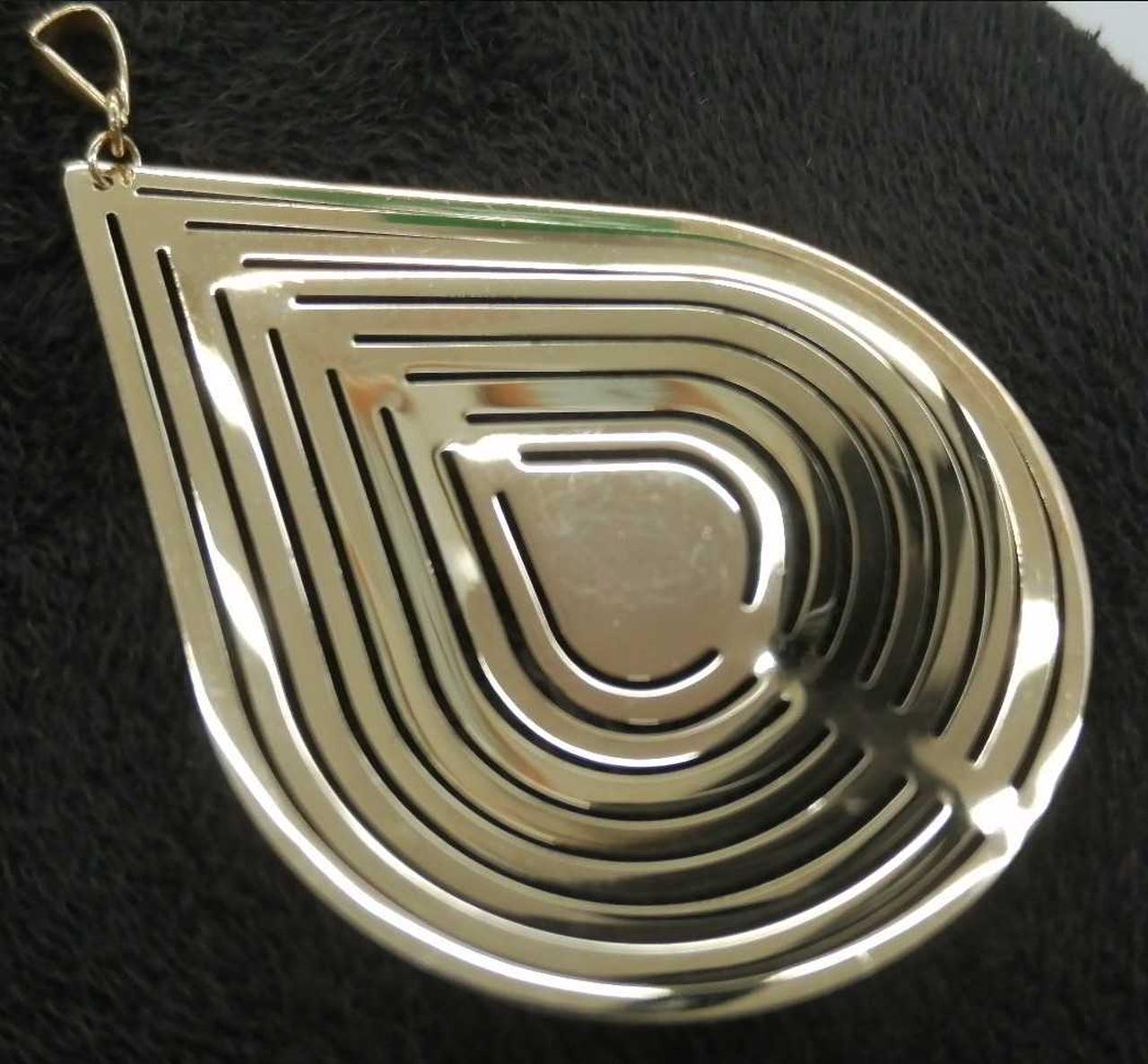 中心に傷有ります。