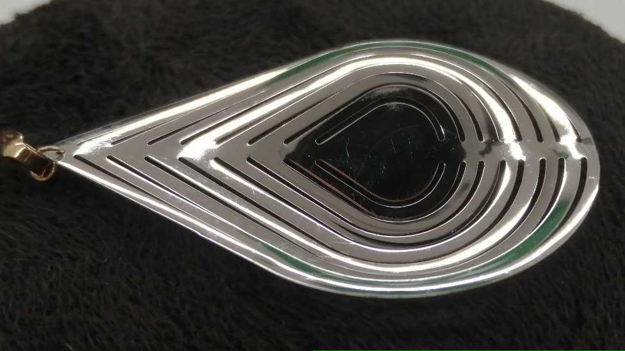 中心に傷有ります。