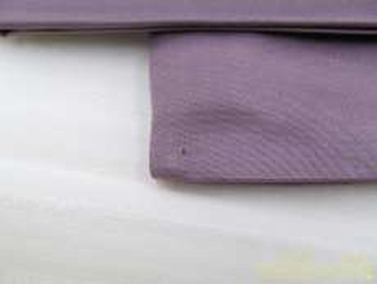 値札を付けていた跡が残ってます。