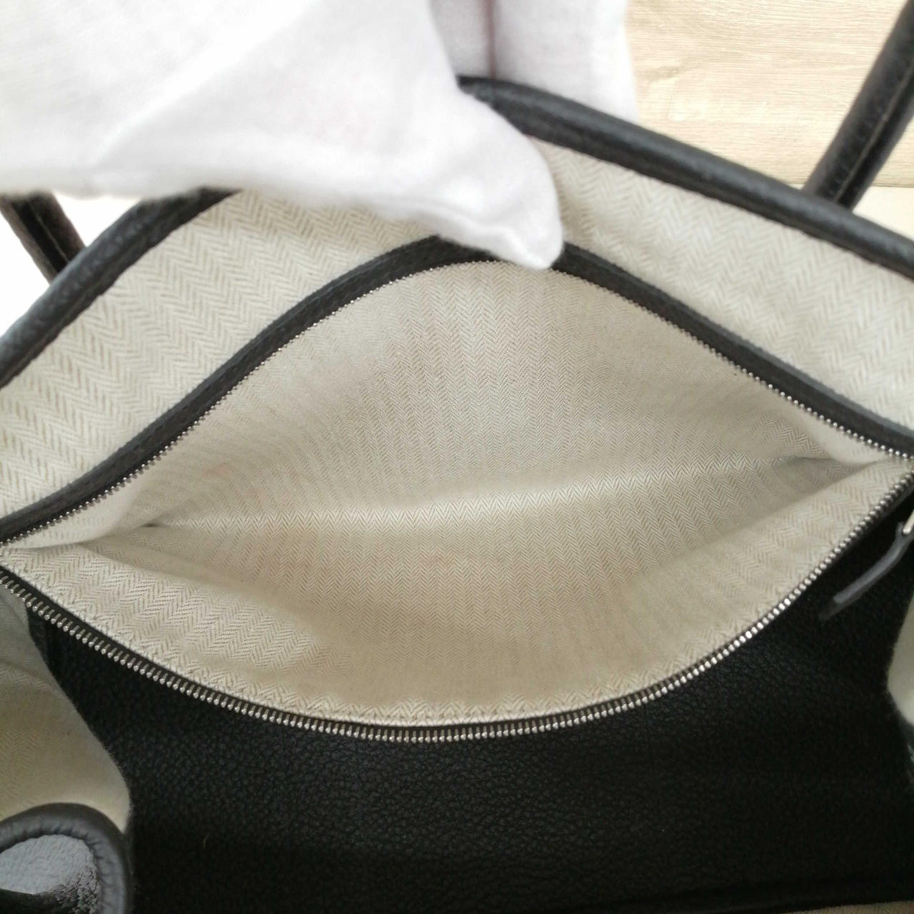 内ポケットに汚れがあります。