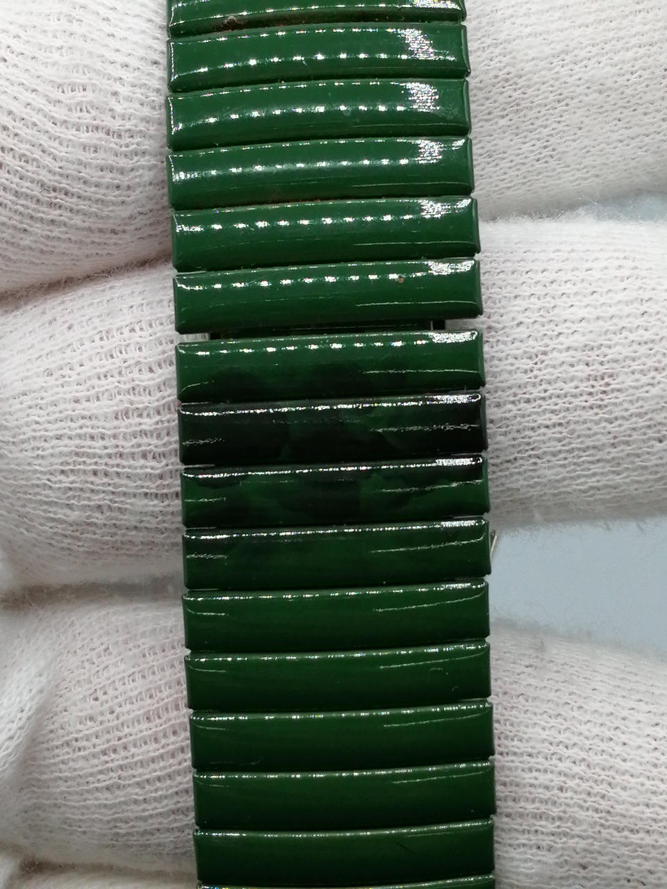 ベルト４ヵ所同じ柄がデザインされています