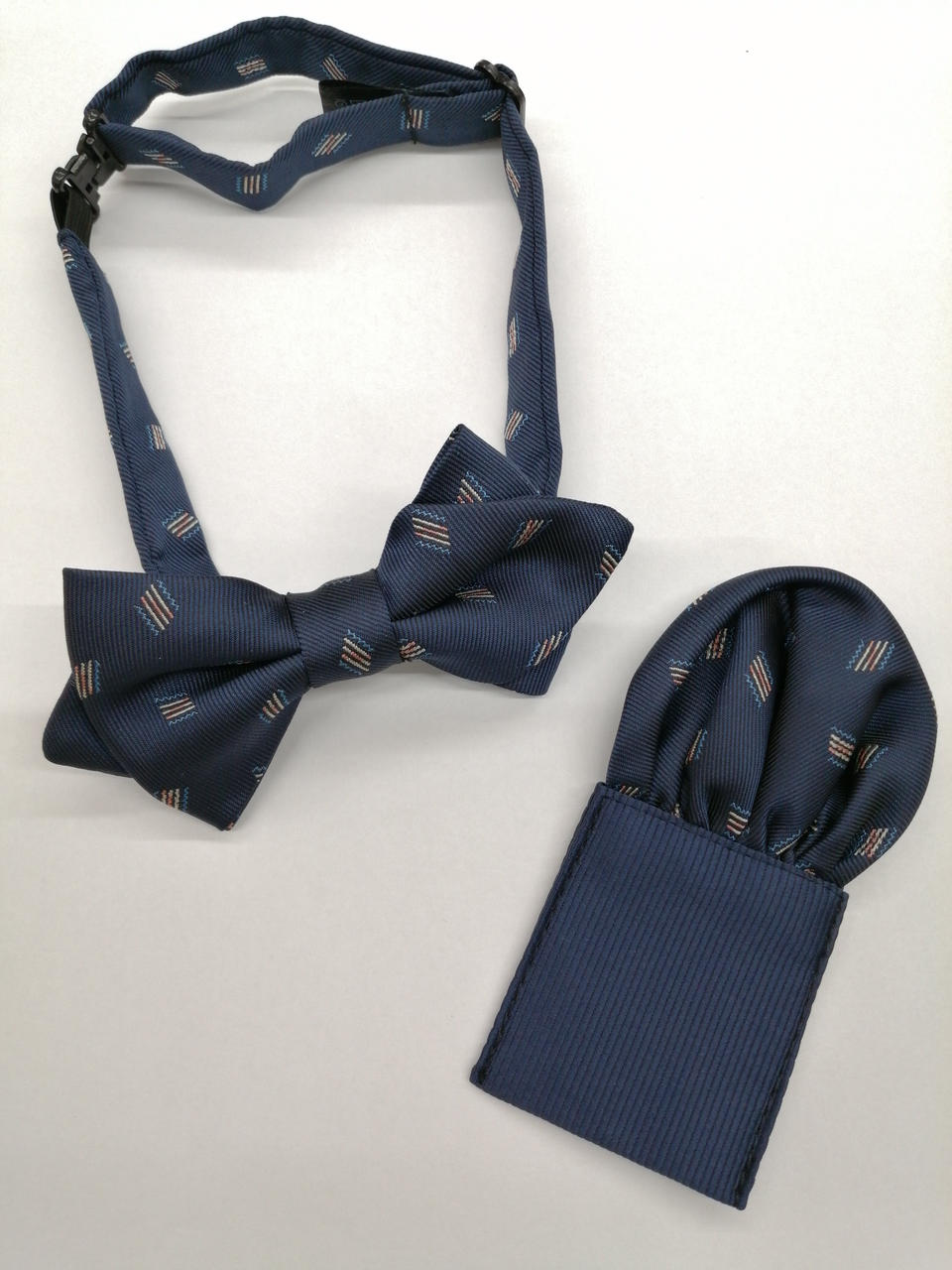 蝶ネクタイとポケットチーフがセットです