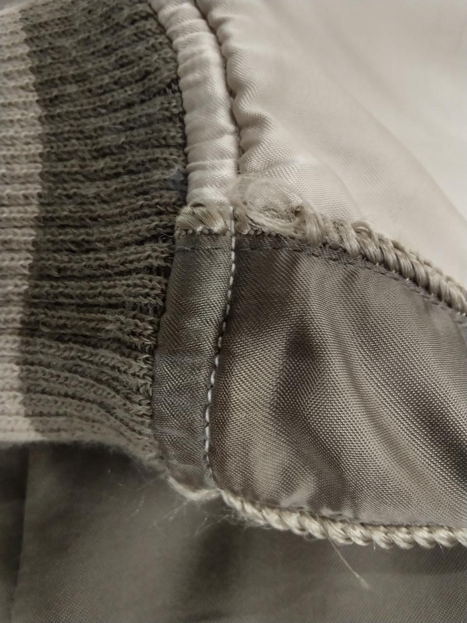 左腕袖口付近、パイピングほつれあり