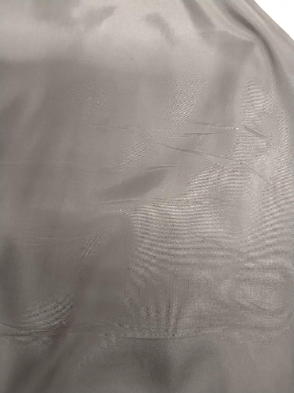 背中、クセ皺あり