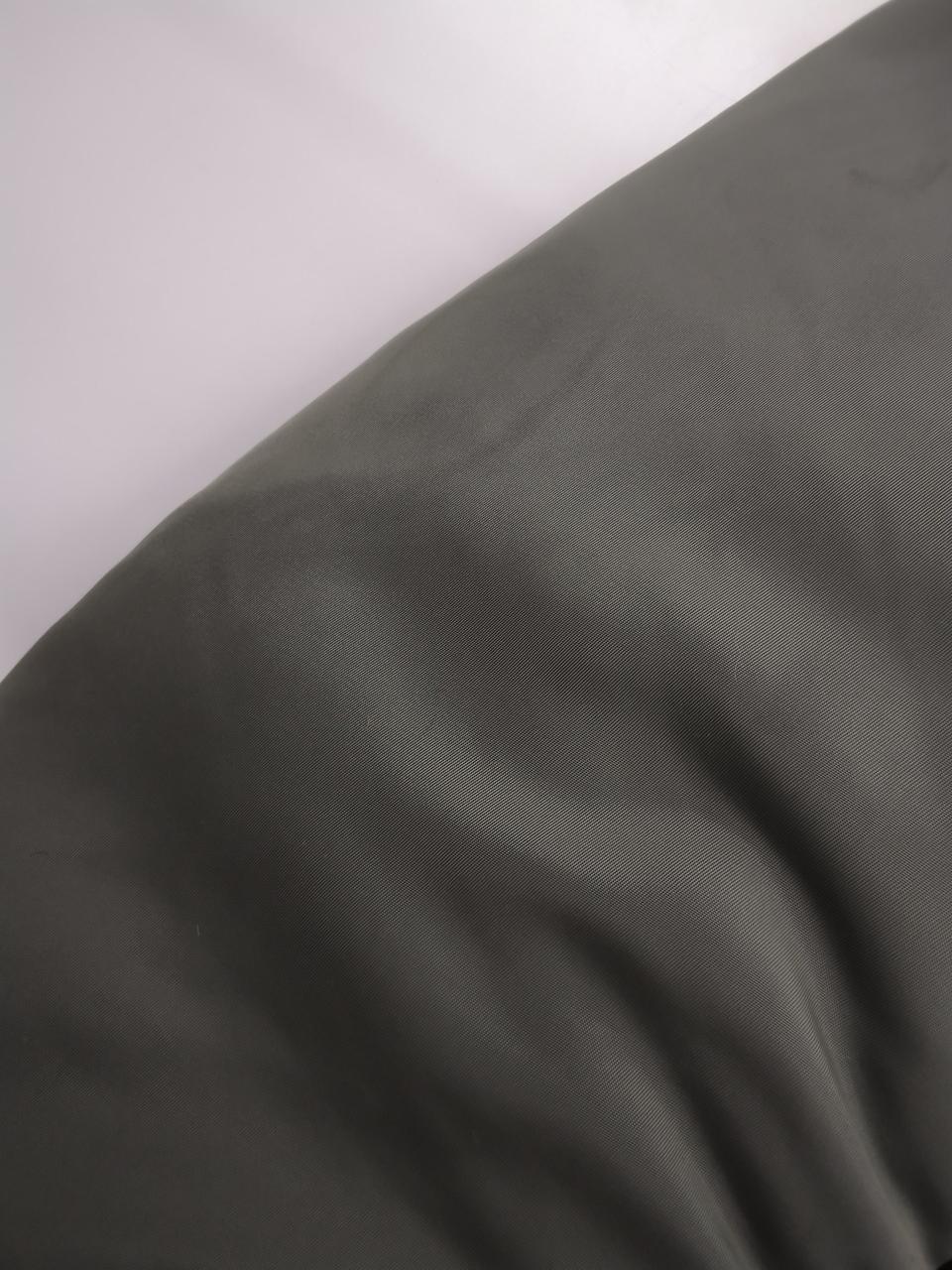 右腕肩付近、シミあり