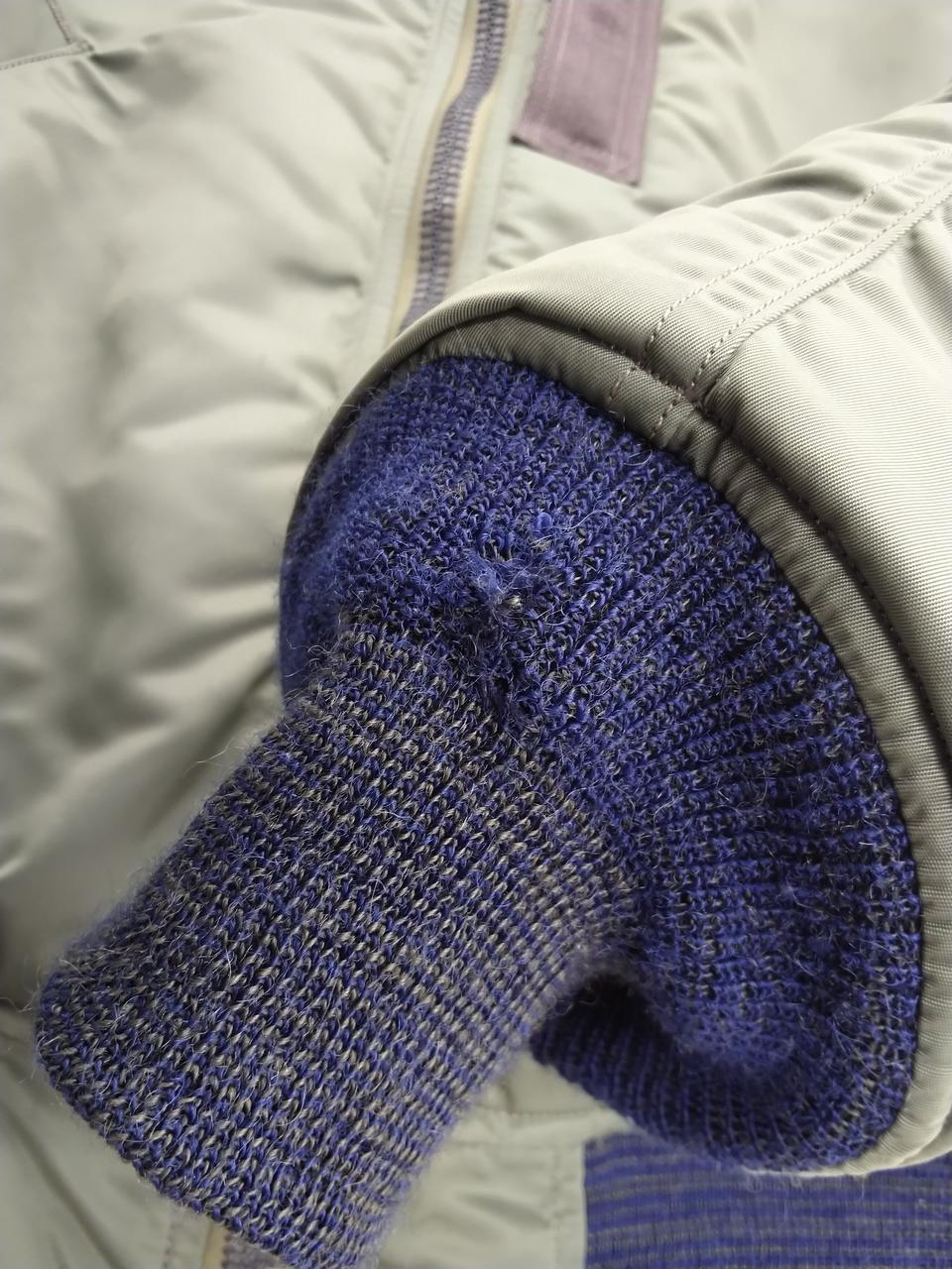 左腕袖口、ひっかき跡あり