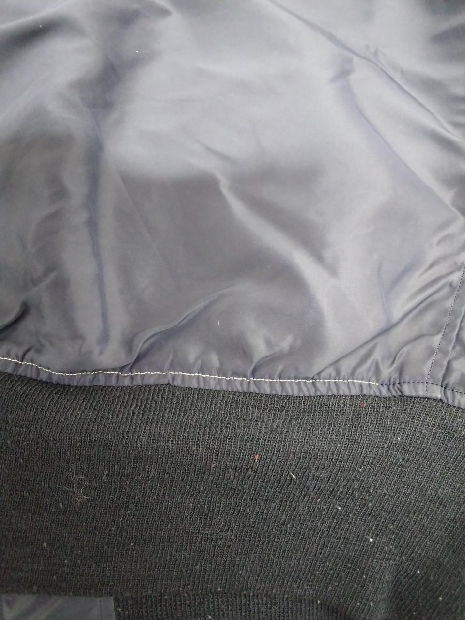 背中側の袖リブステッチのみ白