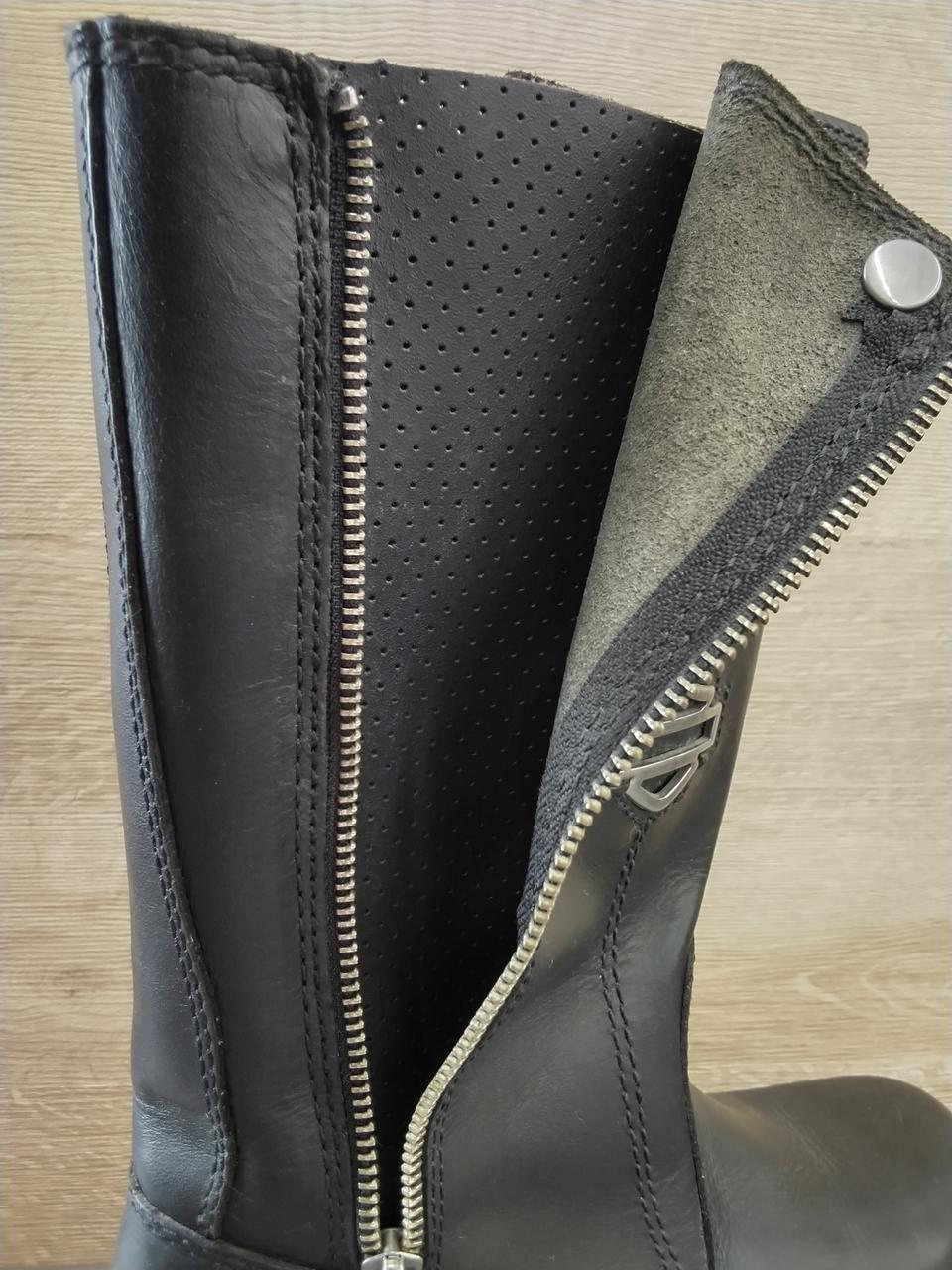 左右共通、外側のジップ