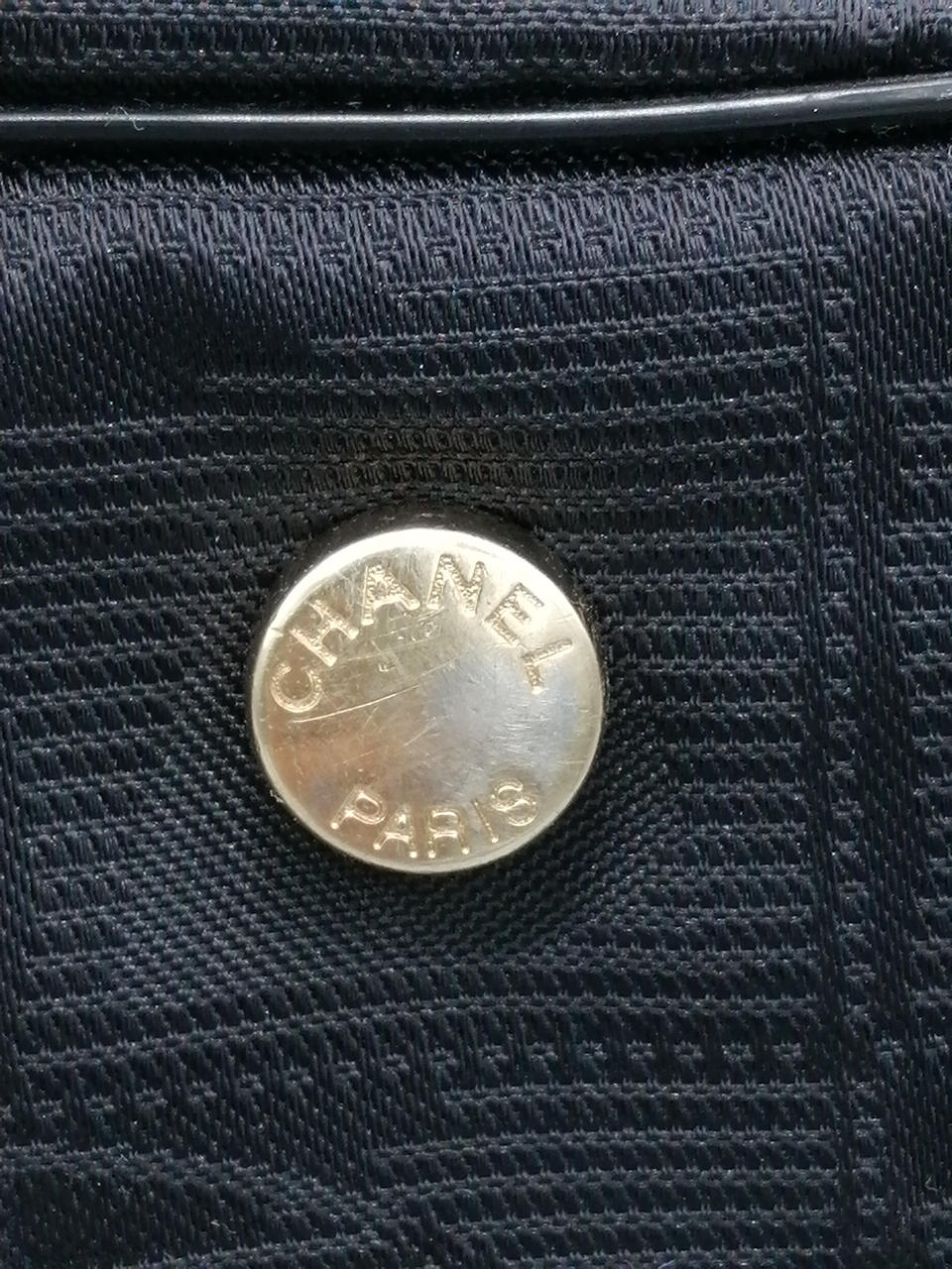 底面の金具　キズが見られます