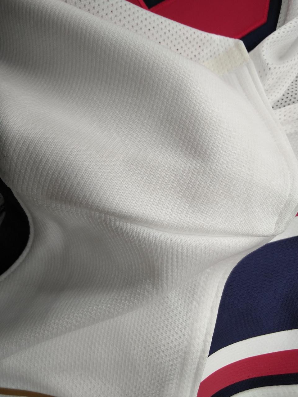 左肩、うっすら茶色くシミあり