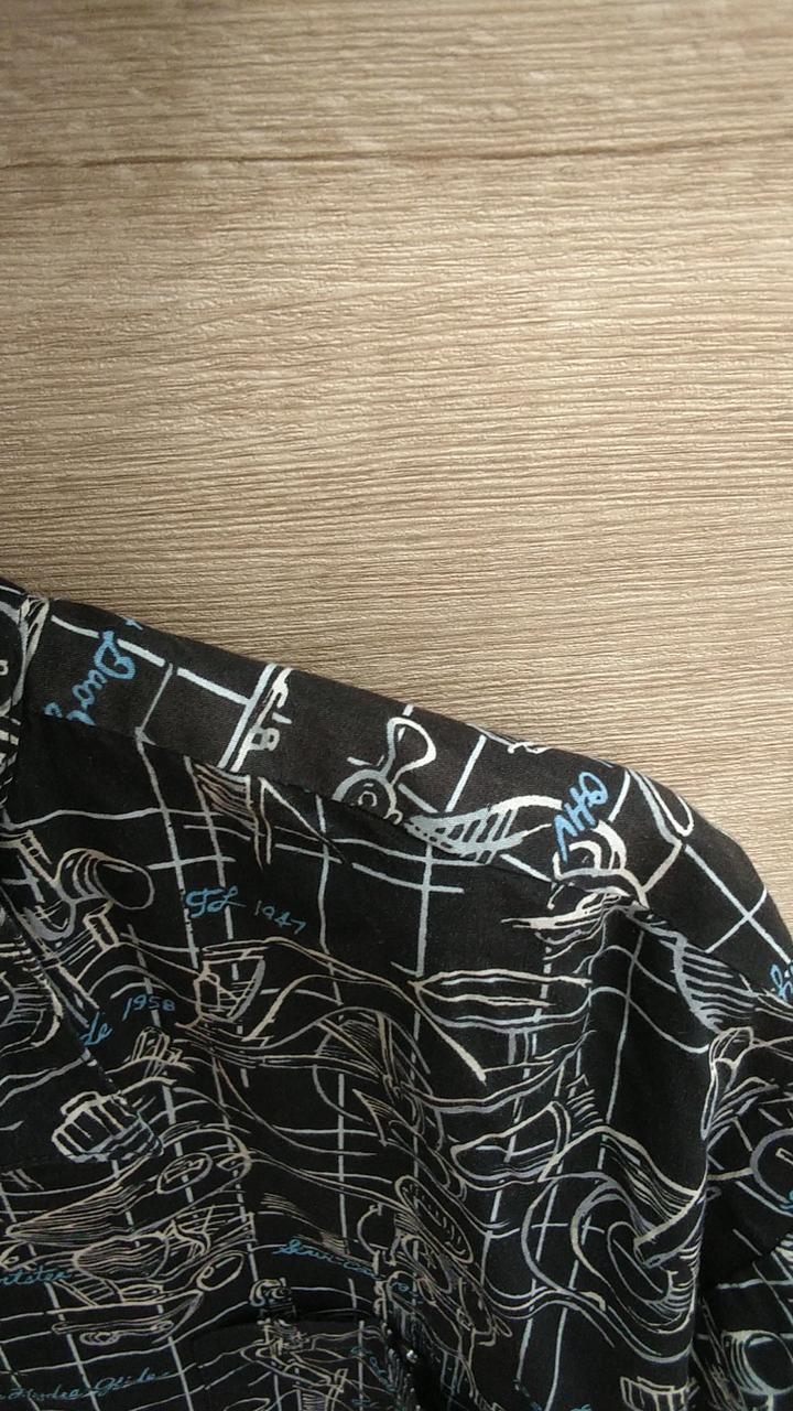 両肩に色抜けあり