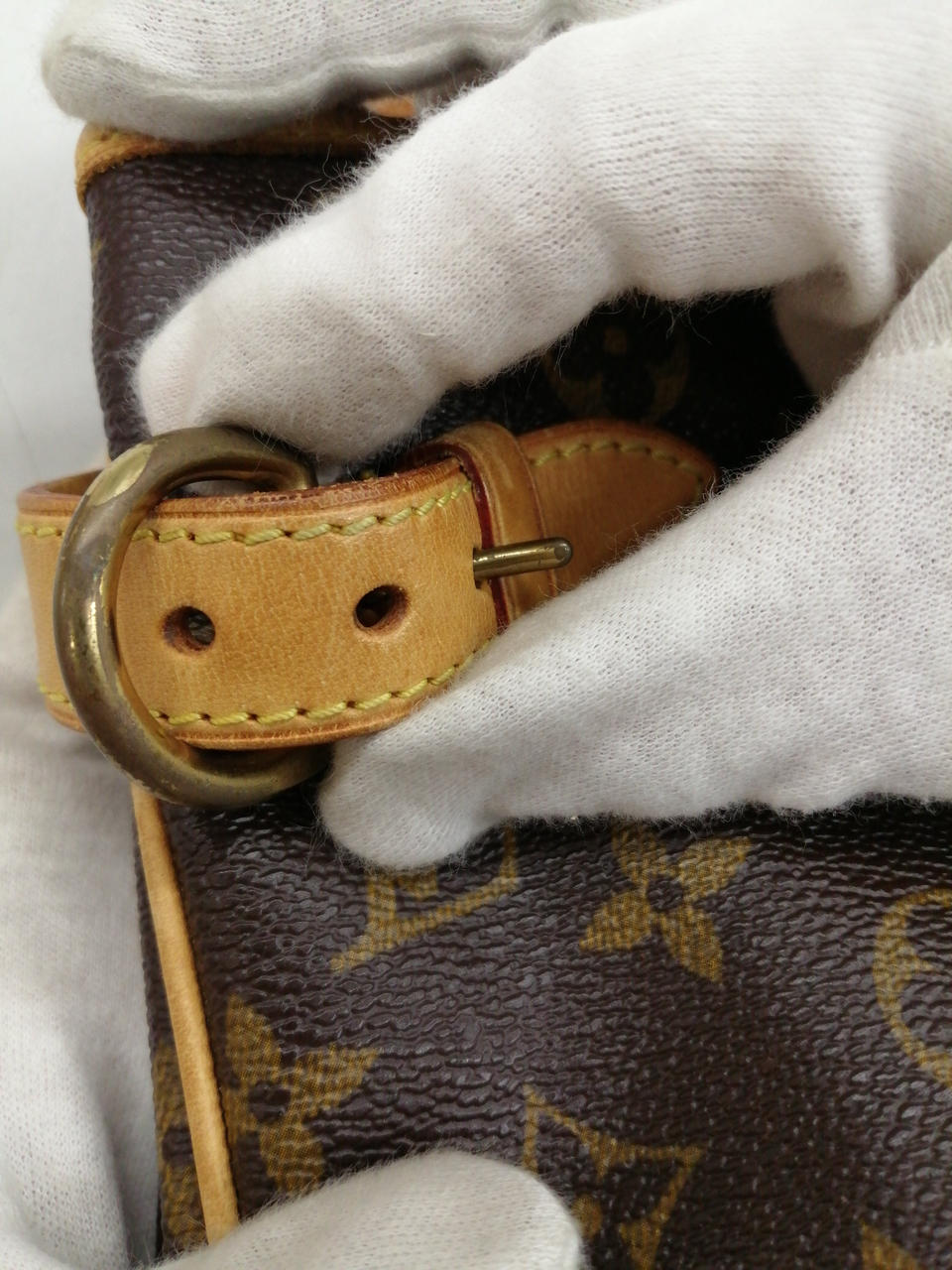 ベルト部分に剥げがあります。