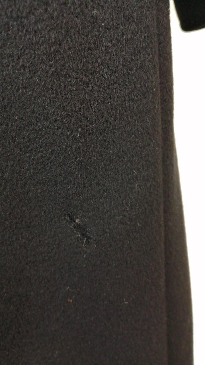 右身頃所々に小さな穴あき・シミ有り