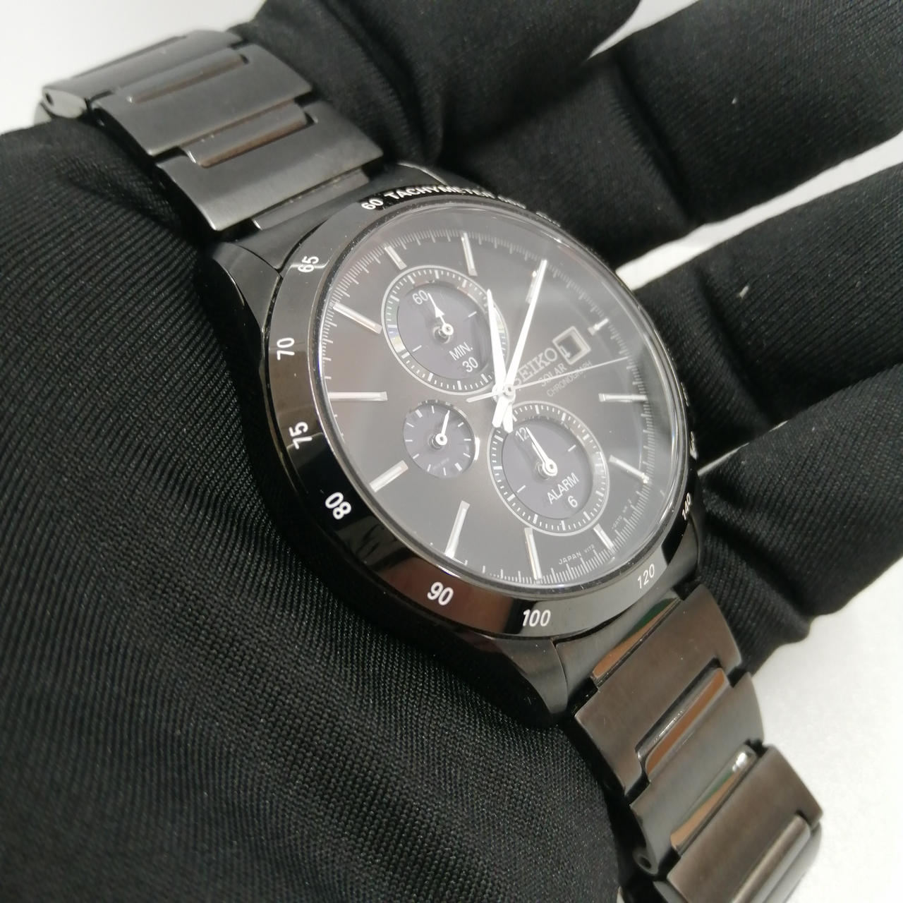 長い秒針ではなく小さい秒針が動いています