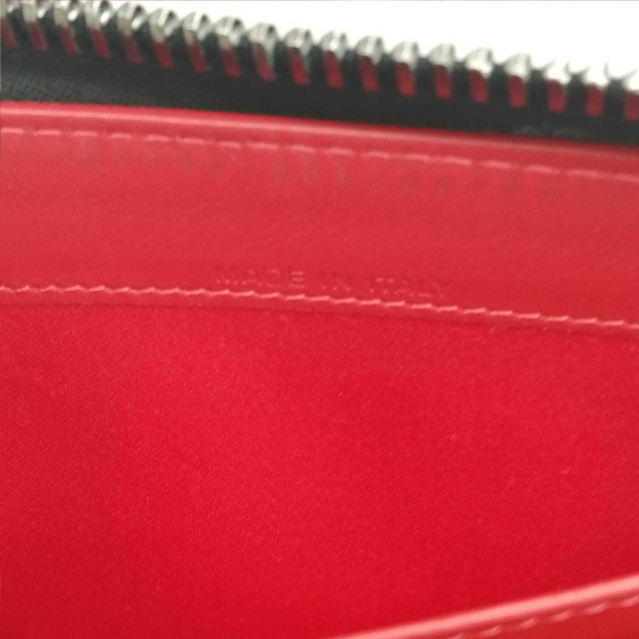 上部黒く汚れがあります。