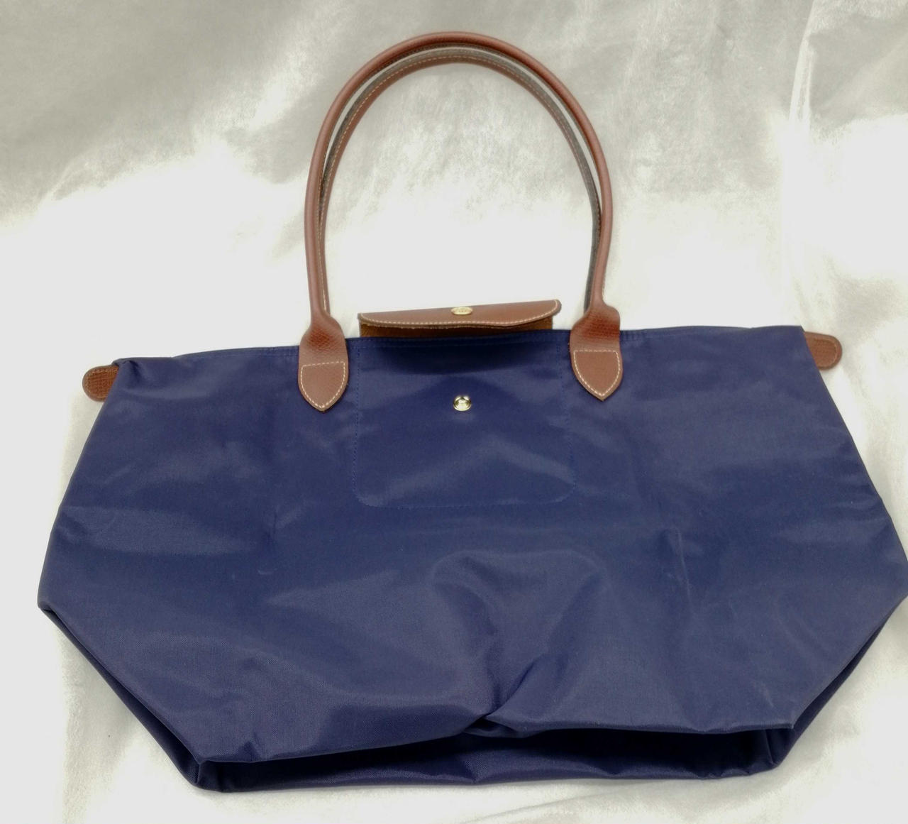 白い折り目と白い汚れがついています。