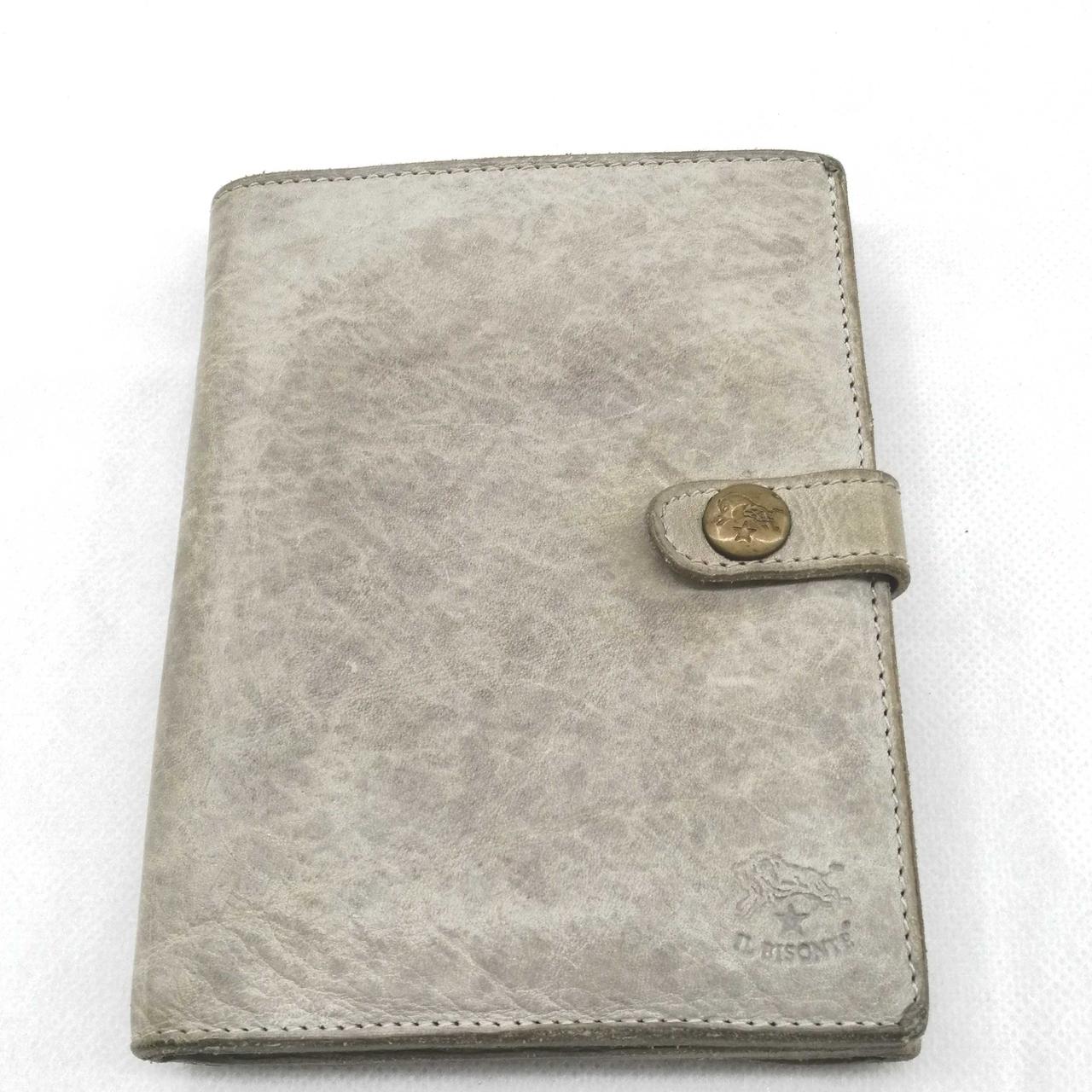 グレーとベージュの中間の色味です。