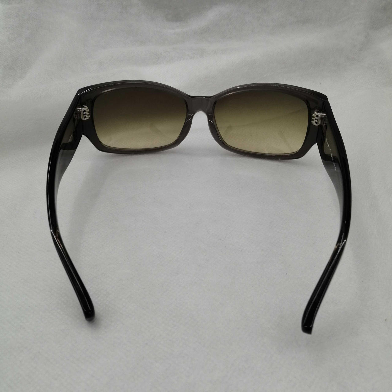 右側、歪みのため浮いています