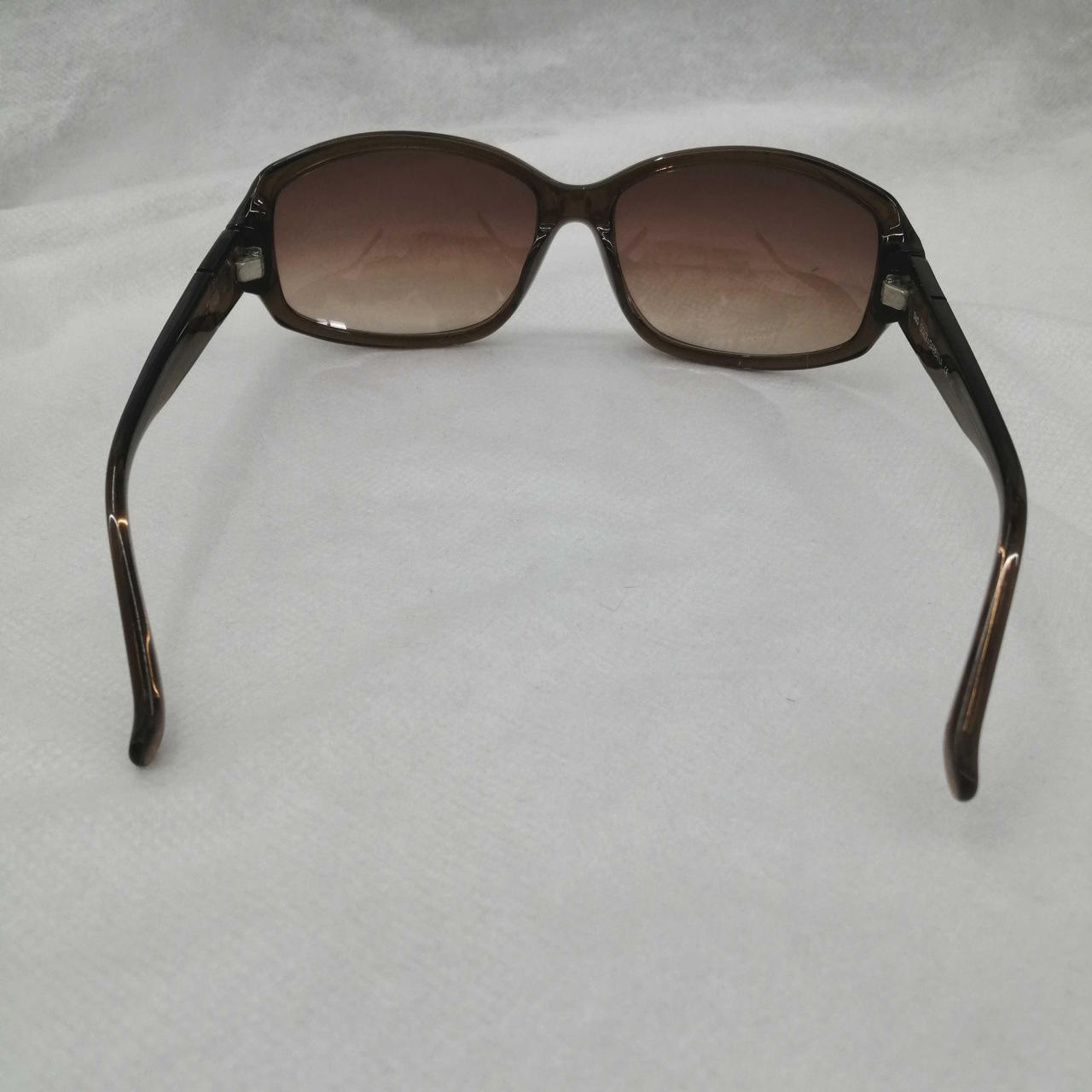 右側歪みあり、ネジも緩いです