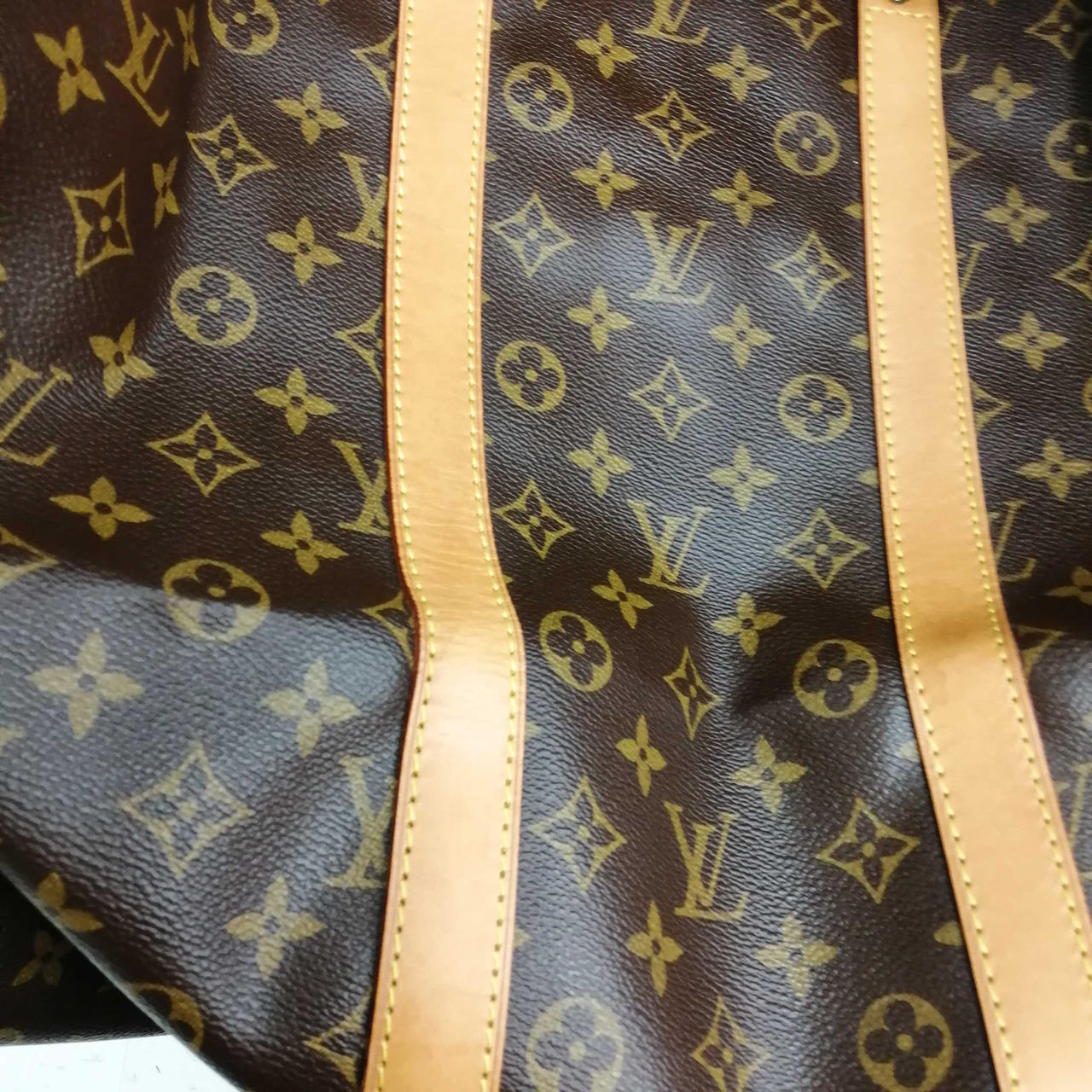 折りジワが多数みられます。