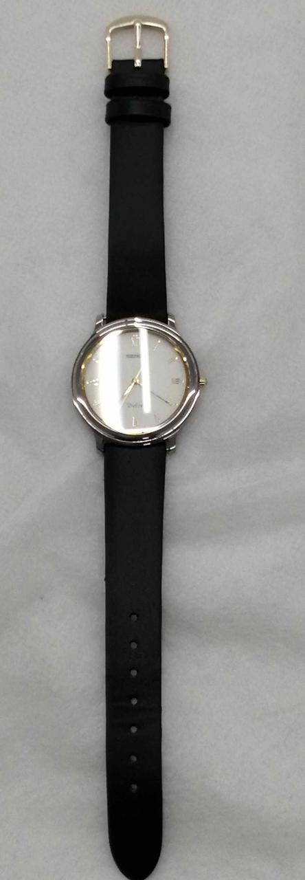 ベルト部分にしわと穴に広がりがあります。