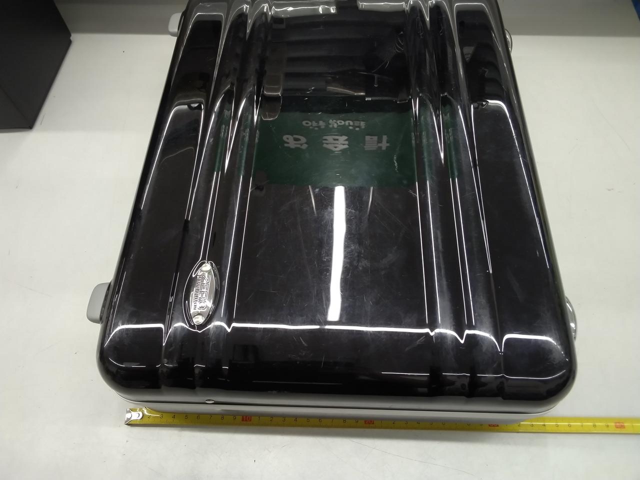 キズ、汚れがあります。