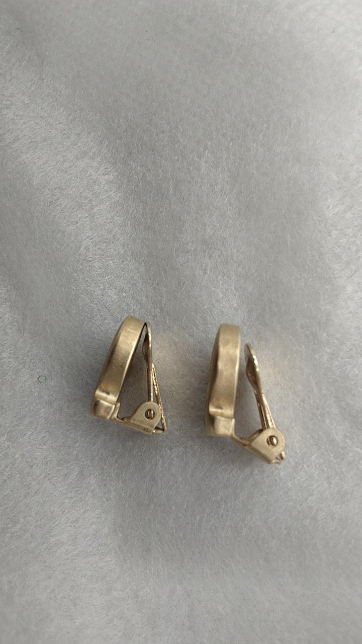 片方少し緩いです。