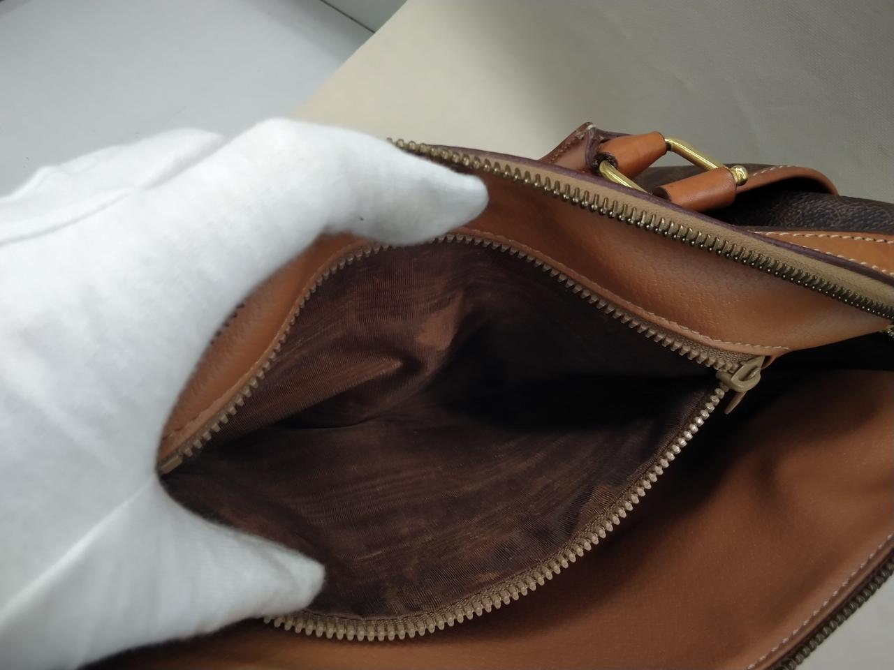 内ポケット内、布変色あり