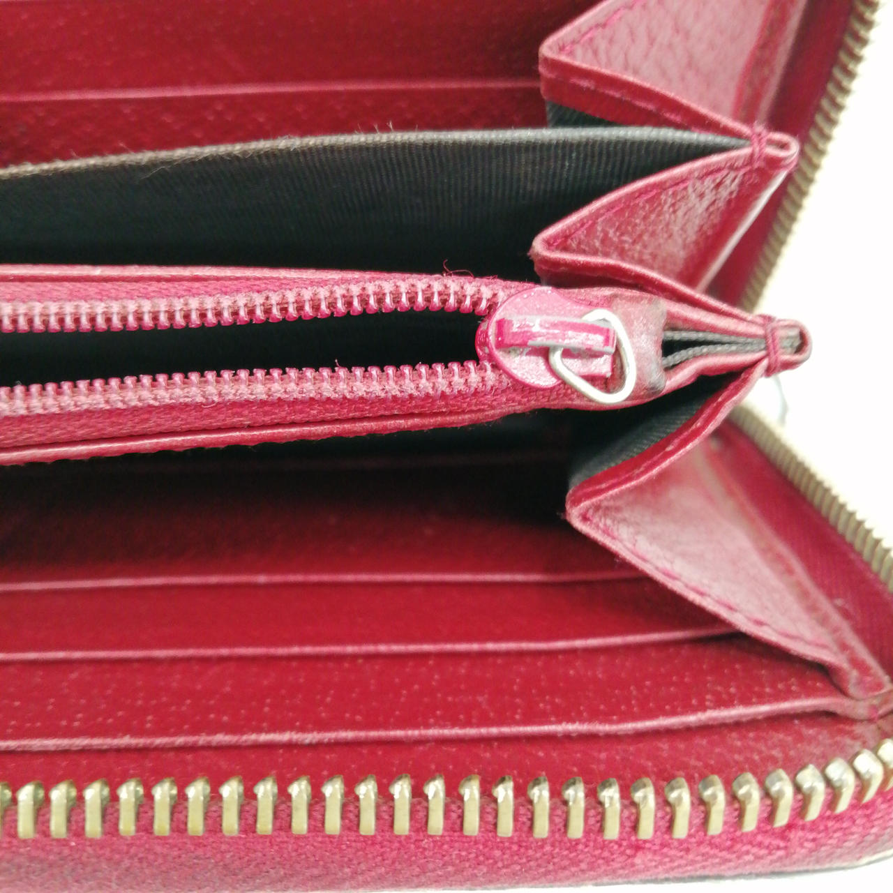 ファスナー金具が取れています