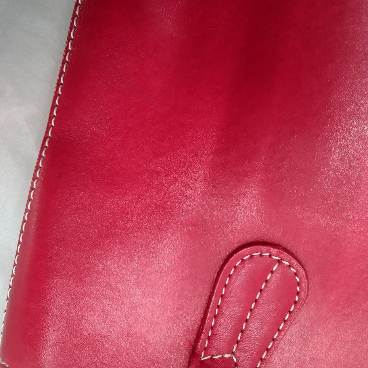 黒い傷が見られます。