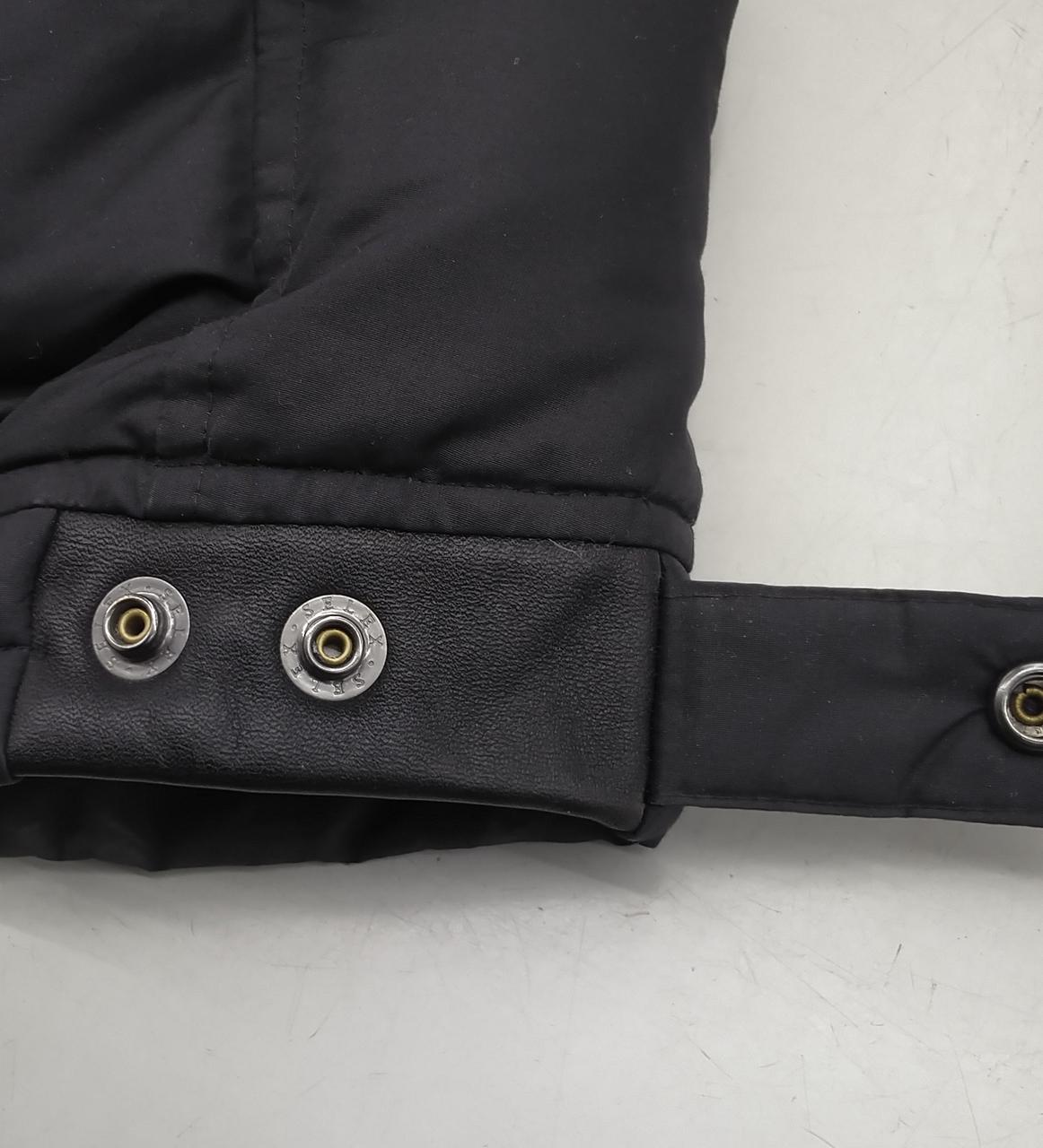 袖口　一部レザー使用