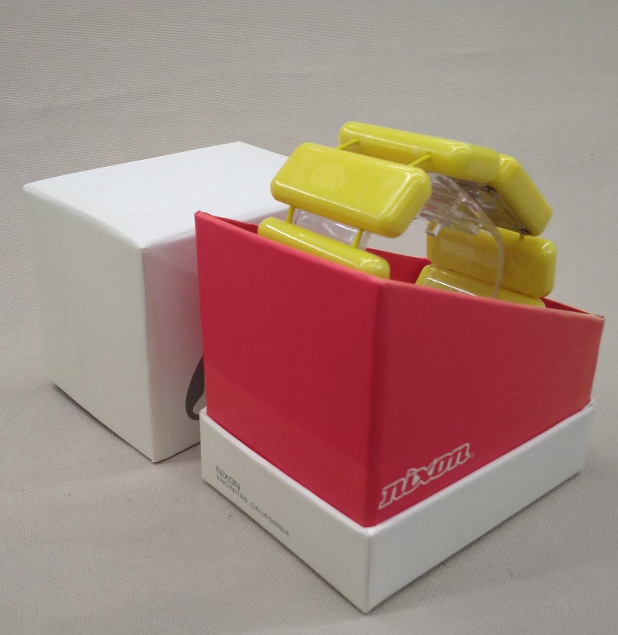 箱　色褪せ　変色あり