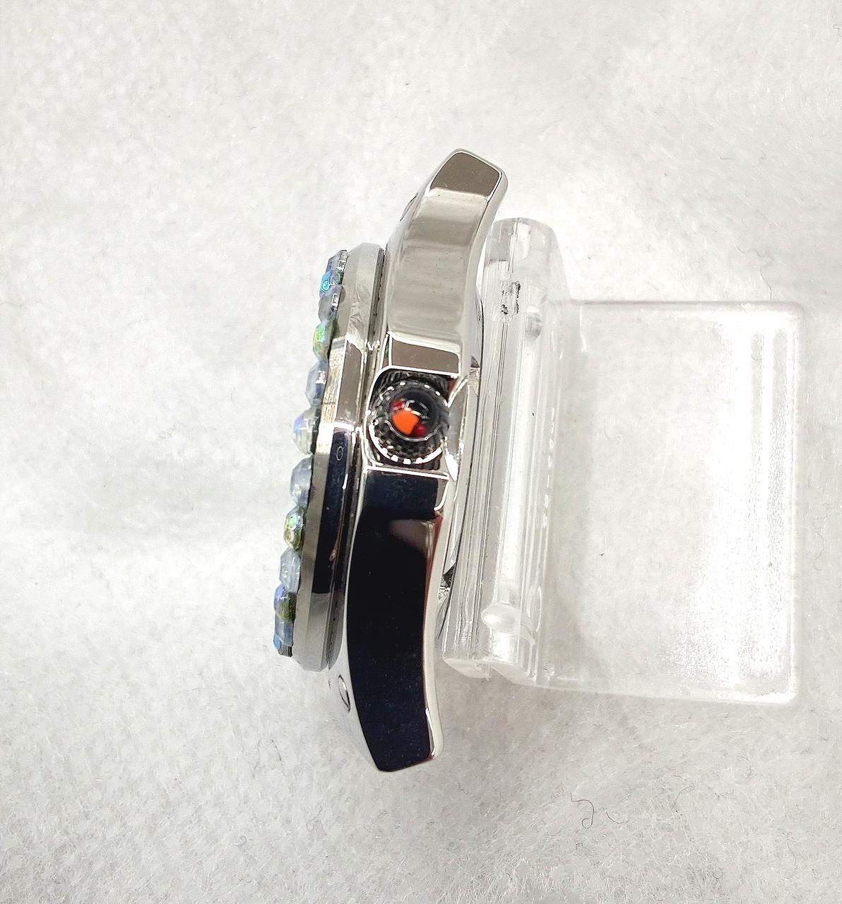 リューズにてんとう虫の柄が入っています